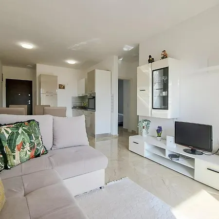 2 Bedroom Amazing In Medulin